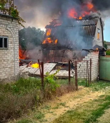У Миколаївському районі вогонь знищив дачний будинок, гараж і два автомобілі