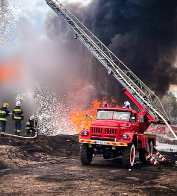 На Київщині рятувальники ліквідували пожежу, яка виникла внаслідок нічної атаки РФ 