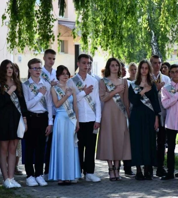 "Замість квітів - донат": У Клеванській школі на останньому дзвонику зібрали кошти на ЗСУ
