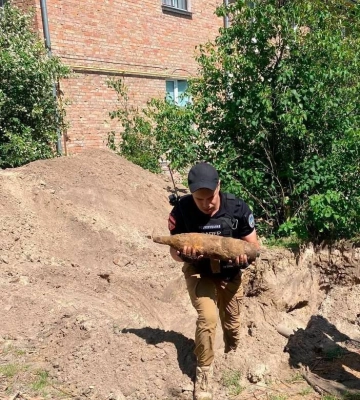 Під Києвом знайшли артилерійський снаряд до САУ «Нона» з підривником (ФОТО)