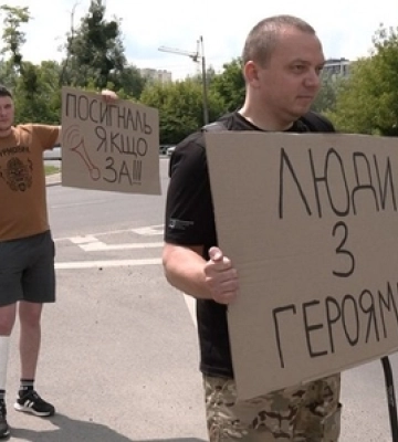 «Стоп байдужість!»: поранені бійці влаштували акцію у Луцьку