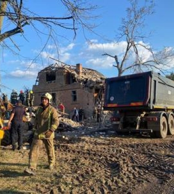 На місці ворожого влучання по Полтаві працювало більше 100 осіб підрозділів служб