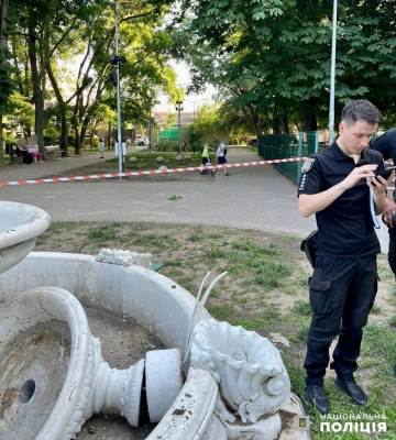 Один хлопчик загинув: в Одесі на дітей упав фонтан