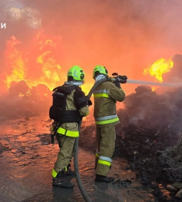 В Харькове загорелся масштабный пожар, огонь перекинулся на СТО: фото и видео