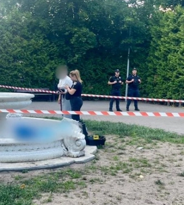 Часть неработающего фонтана обрушилась на подростков в Одессе: один ребенок погиб 