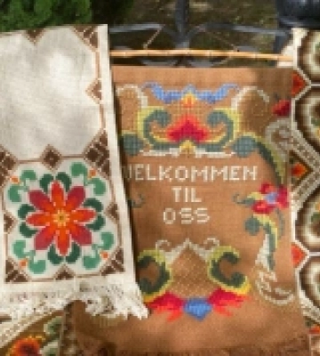 Миколаївський краєзнавчий музей отримав традиційні вишиті норвезькі панно, доріжки для столу і килимки ХХ століття