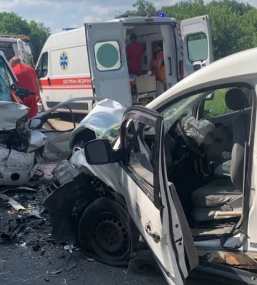 У Запоріжжі сталася ДТП: в автівці затисло чоловіка — ДСНС