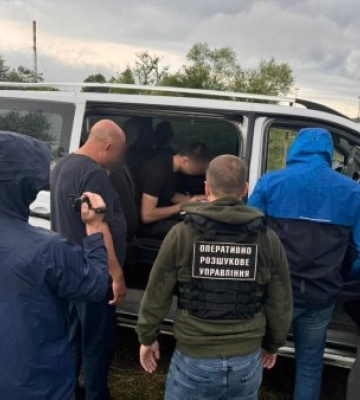 На Закарпатті у горах затримали переправника та його “клієнта”