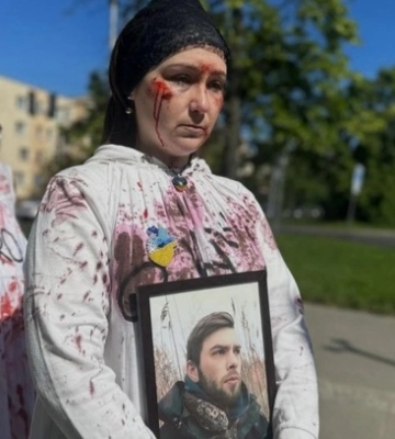 Сестра загиблого воїна з Волині зустріла посла рф у закривавленій сукні