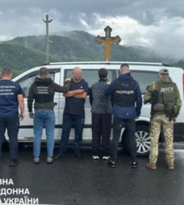 На Закарпатье владелец гостиницы &quot;наживался&quot; на уклонистах: селил в комплексе и вывозил за границу