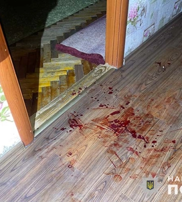 У Тернополі чоловік на очах маленької доньки вдарив ножем власну дружину (ФОТО)