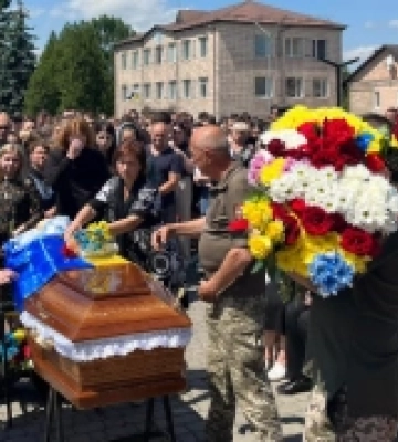 Захисник і вчитель: близько тисячі людей провели в останню дорогу Леоніда Павлюка з Рожища. ФОТО
