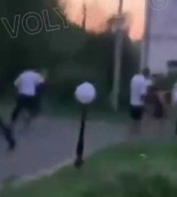 Біля Луцького замку влаштували масову бійку (відео)