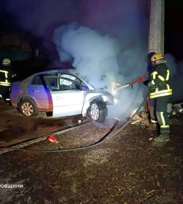 У Дніпропетровській області легковик врізався у стовп та загорівся: є постраждалі