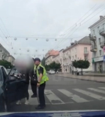 У Луцьку патрульні допомогли водійці, яка зупинилася на перехресті. ВІДЕО