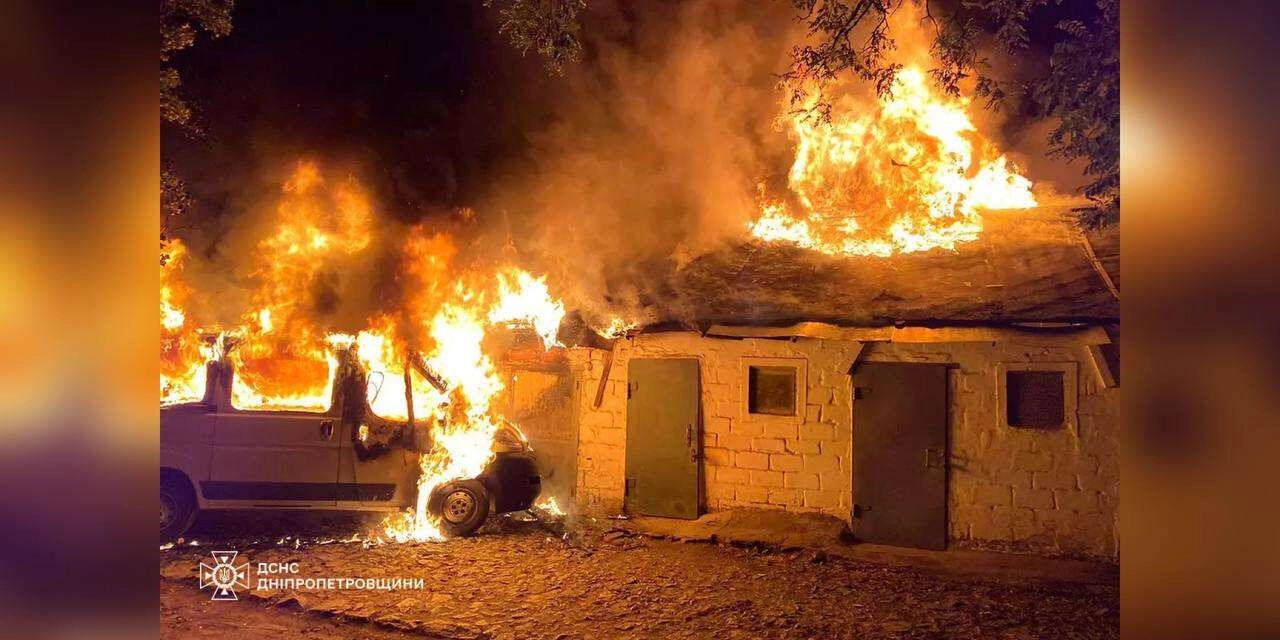 В Никопольском районе загорелись хозяйственные постройки и микроавтобус -  Региональные новости