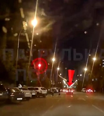 На глазах у полиции проехал на красный сигнал светофора: в Киеве наказали водителя Toyota, видео