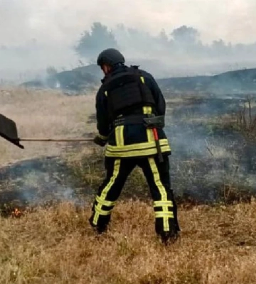 На Херсонщині надзвичайники ліквідували пожежі: загальна площа загоряння склала понад 4 гектари 