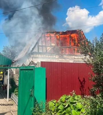 Полум’я перекинулося на сусідню оселю: у Дніпрі загорівся приватний будинок