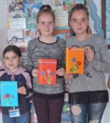 У Волинській обласній бібліотеці для юнацтва створювали листівки у техніці квілінг