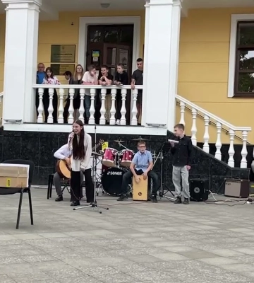 Одна із музичних шкіл Житомира провела благодійний концерт на Михайлівській