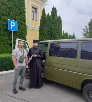 Громада волинського монастиря скинулась на авто для захисників
