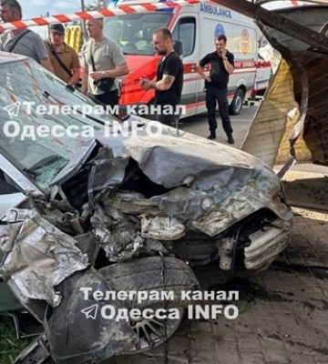 В Одессе автомобиль врезался в людей на переходе