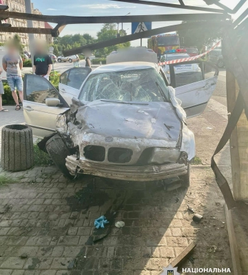 На Одещині автівка в&#039;їхала в електроопору