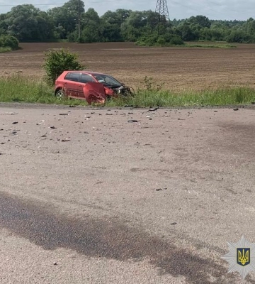 На Львівщині Land Rover зіткнувся з Volkswagen Golf: серед постраждалих 2-річна дитина