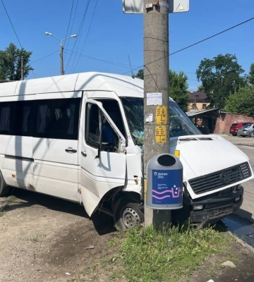 Постраждали пасажири: у Дніпрі мікроавтобус потрапив в ДТП