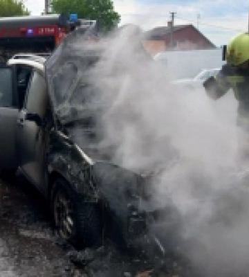 Посеред вулиці у Луцьку згорів автомобіль