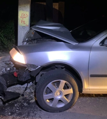 У Черкасах п’яна водійка перевищила швидкість та врізалася в електроопору (ФОТО)