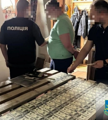 Обіцяв "підключити зв’язки": у Києві затримали чоловіка, який вигадав схему з ухиленням від мобілізації за 15 тис. доларів