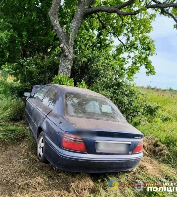 Під Одесою сімейна пара в авто на швидкості врізалася у дерево