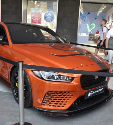 Их изготовили только 300: в Киеве показали сразу два редких заряженных Jaguar 