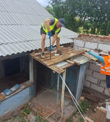 Добробатівці відновлюють пошкоджене житло захисника України