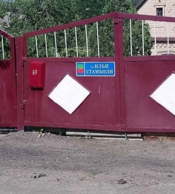 В Мелитополе оккупанты продолжают "денацификацию" - начали цеплять свои таблички на дворах в частном секторе 