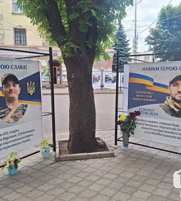 На проспекте Почтовом в Кривом Роге открыли 8 новых «Кубов Памяти»