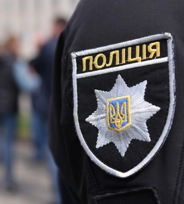 У Києві чоловік заліз на капот авто поліції і вдарив правоохоронця: фото та відео
