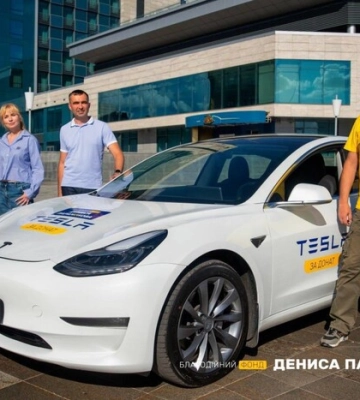 Переможець акції «Tesla за донат» отримав ключі від електрокара
