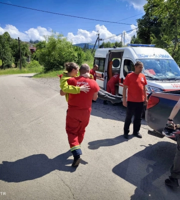 Двоє чоловіків отримали травми під час гірських мандрівок Карпатами