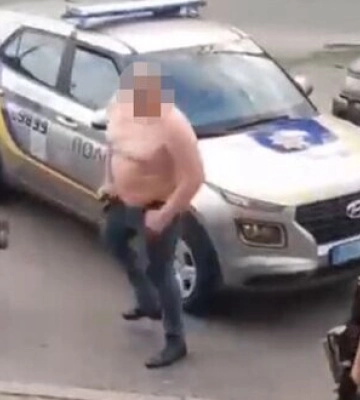 Біля готелю пошкодив службове авто та вдарив поліцейського в обличчя: у Києві затримали зловмисника. Фото і відео