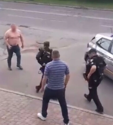 Біля готелю пошкодив службове авто та вдарив поліцейського в обличчя: у Києві затримали зловмисника. Фото і відео