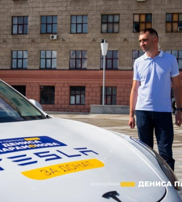 Переможець акції «Tesla за донат» отримав ключі від електрокара