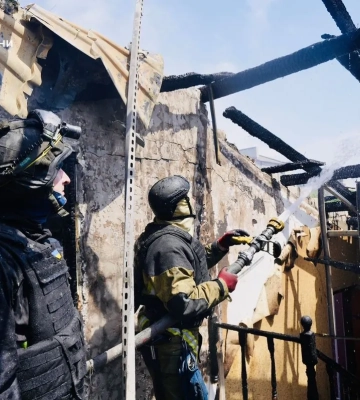 Ворог сьогодні вдарив по житлових кварталах у Херсоні, була пожежа - ДСНС