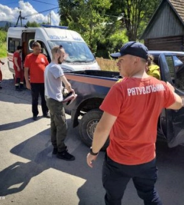 Двоє чоловіків отримали травми під час гірських мандрівок Карпатами