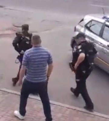 У Києві чоловік заліз на капот авто поліції і вдарив правоохоронця: фото та відео