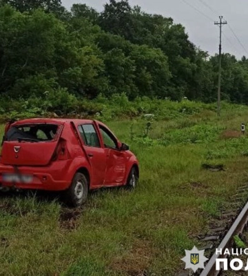 Поліція встановлює обставини зіткнення автомобіля та потягу у Черняхівській громаді