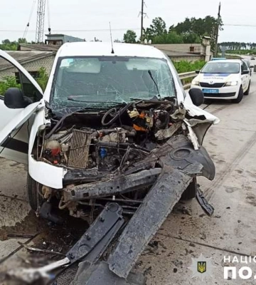 Водій із Рівненщини зіткнувся з автовозом у сусідній області та потрапив до реанімації