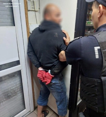 В Одесі хуліган вчинив погром у магазині і пограбував касу